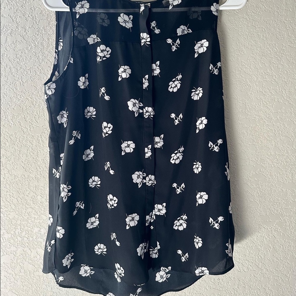 T Tahari button up top